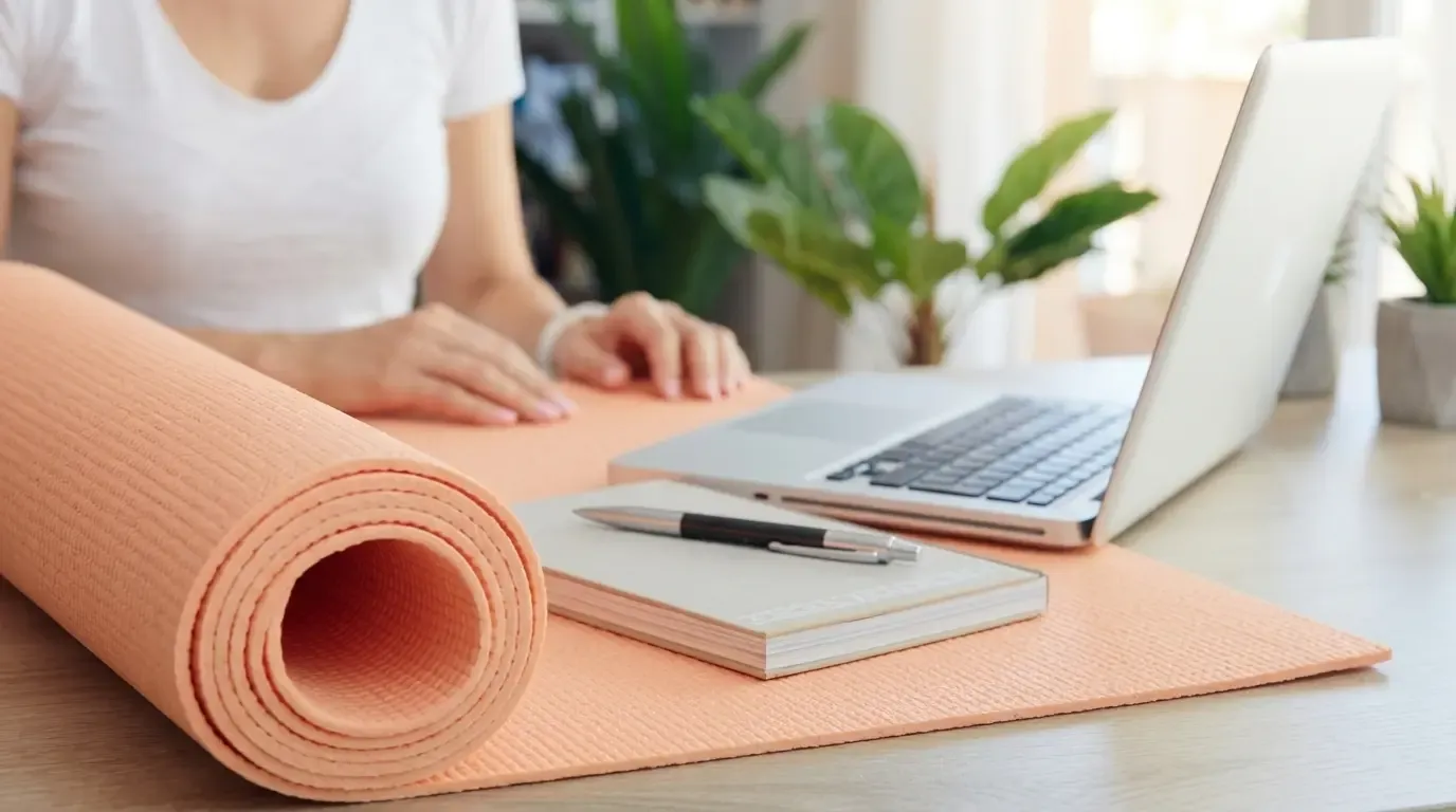 Sesión de yoga corporativo en Barcelona dirigida por Naiá Prado para mejorar la salud laboral.